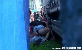 Flagra de sexo durante com concerto de banda rock